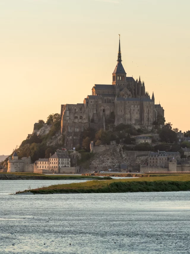 Vue sur le Mont-Saint-Michel en fin de journée au coucher du soleil