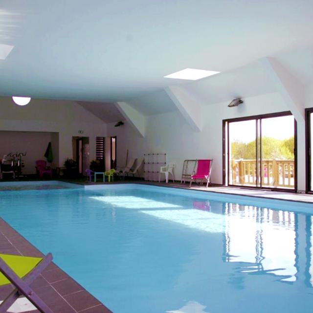 Piscine couverte et chauffée du camping Ty Nénez de Pont-Scorff