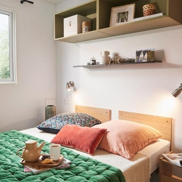 Mobil Home du Camping Ty Nenez à Pont-Scorff, vue d'une chambre