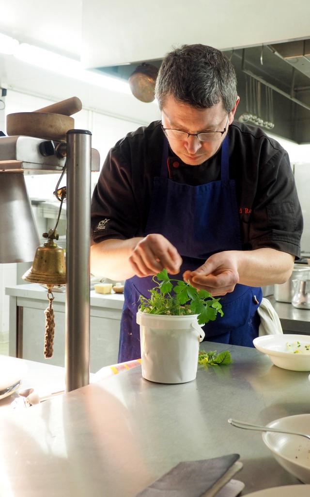 Le chef David Royer dans ses cuisines du restaurant Castel Ac'h à Plouguerneau