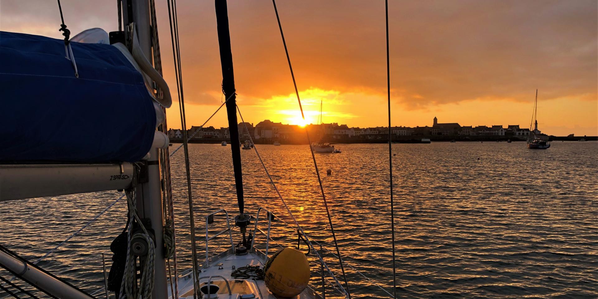 Voilier Atlantis - Audierne Yachting - Crépuscule île de Sein
