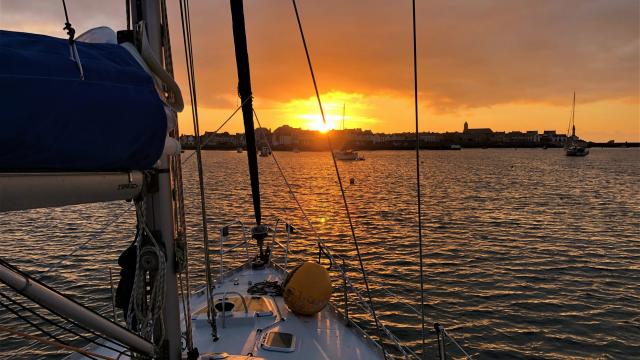 Voilier Atlantis - Audierne Yachting - Crépuscule île de Sein