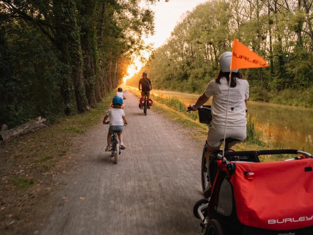 Bains-sur-Oust - Balade à vélo face au coucher de soleil