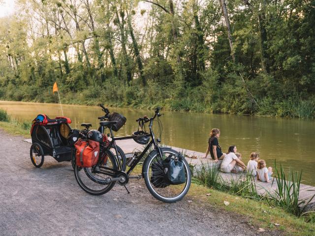 Bains-sur-Oust - Pause en famille au bord du Canal