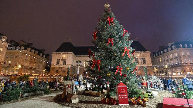 Rennes - Sapin, place du Parlement