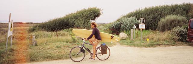 Plovan - Cycliste avec une planche de surf