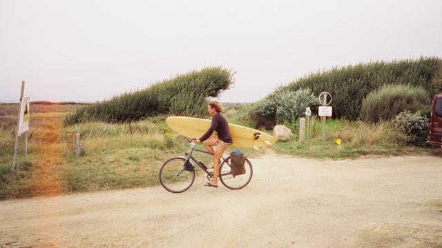 Plovan - Cycliste avec une planche de surf