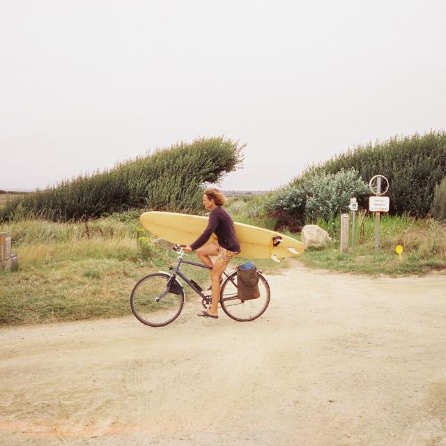 Plovan - Cycliste avec une planche de surf