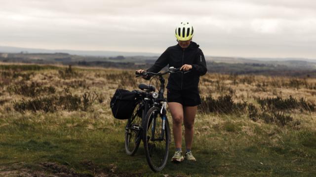 Femme à vélo - Monts d'Arrée