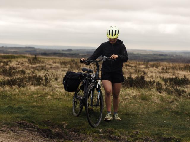 Femme à vélo - Monts d'Arrée