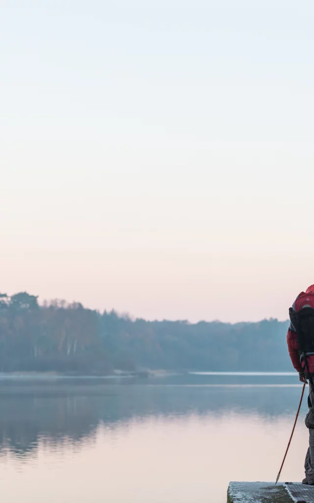 France, Ille et Vilaine (35), Paimpont, randonneur à l'aube devant l'étang du Pas-du-Houx dans la forêt de Brocéliande // France, Ille et Vilaine, Paimpont, walker at dawn in front of the pond of Pas-du-Houx in the Broceliande forest