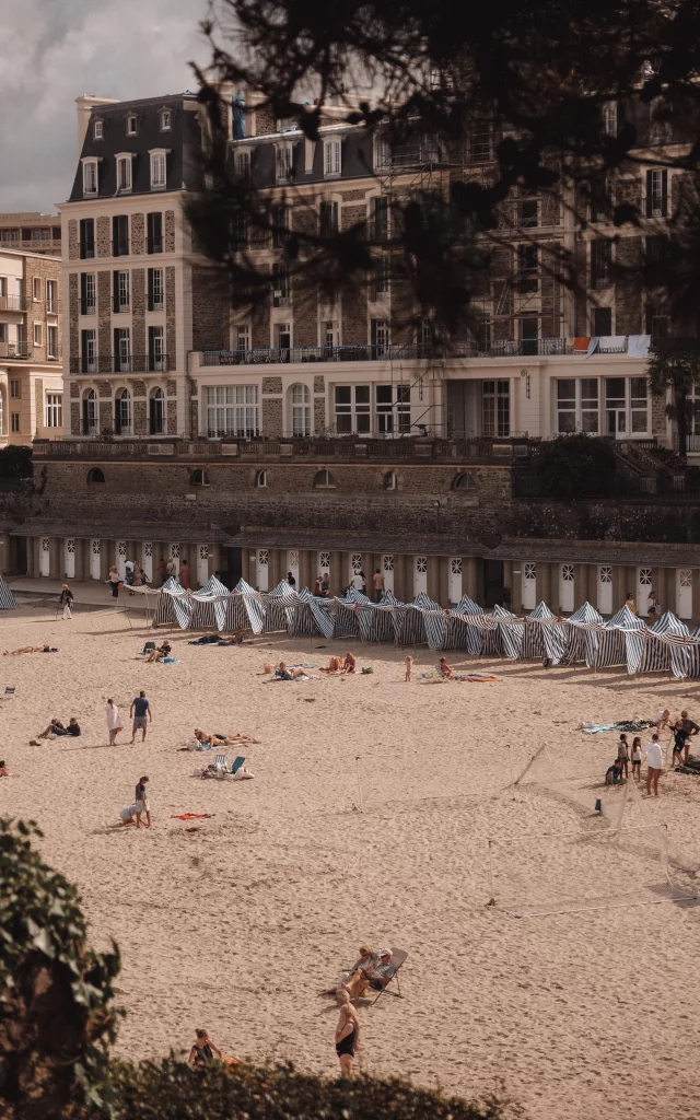 Dinard - Promenade Pablo Picasso - Hôtel Le Royal Emeraude - Cabine de plage - Plage de l'Ecluse