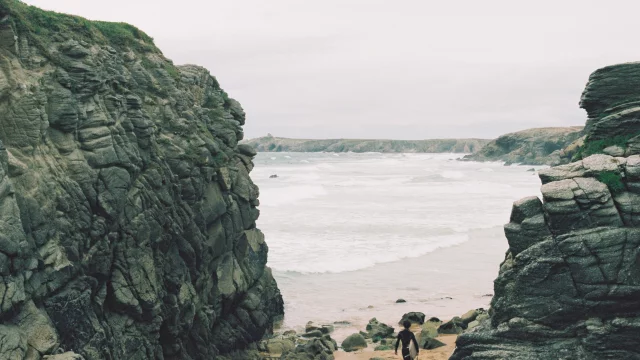 Presqu'île de Quiberon - Côte sauvage - Surfeur