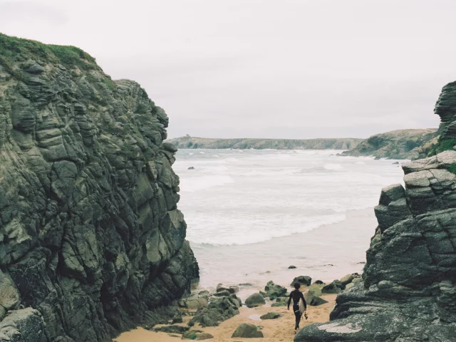 Presqu'île de Quiberon - Côte sauvage - Surfeur