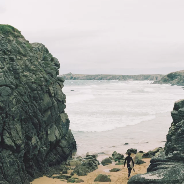 Presqu'île de Quiberon - Côte sauvage - Surfeur