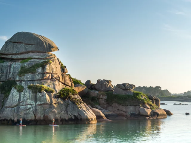 France, Côtes-d'Armor (22), Perros-Guirec, Ploumanac'h, paddle sur la côte de Granit Rose // France, Cotes d'Armor, Perros-Guirec, Ploumanac'h, paddle along the coast of Granit Rose
