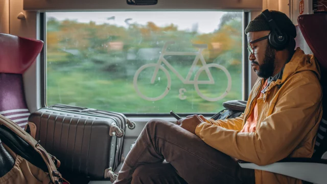 Rennes - Homme consultant son telephone dans le train