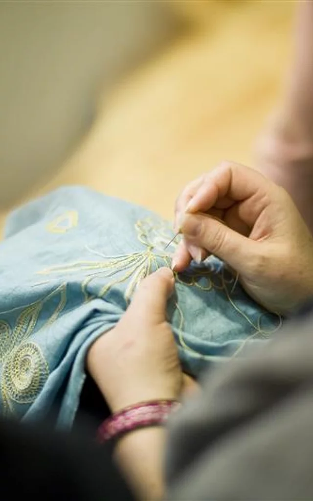 Atelier broderie d'Art avec Pascal Jaouen
Gros plan sur des mains cousant un motif de broderie, une expérience bretonne