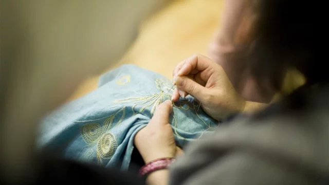 Atelier broderie d'Art avec Pascal Jaouen
Gros plan sur des mains cousant un motif de broderie, une expérience bretonne