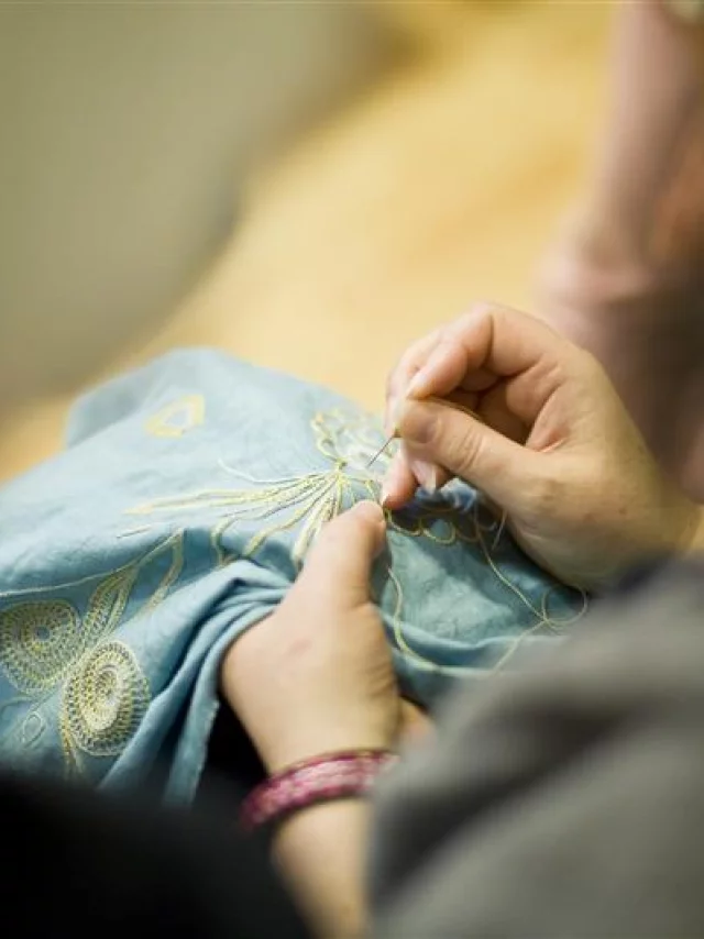 Atelier broderie d'Art avec Pascal Jaouen
Gros plan sur des mains cousant un motif de broderie, une expérience bretonne
