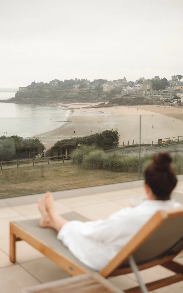 Dinard - Emeria Dinard Hôtel Thalasso & Spa - Plage Saint-Enogat - Chaise longue - Transat - Peignoir - Terrasse
