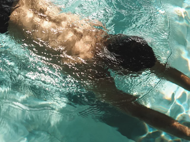 Plongeon dans le bassin intérieur de la Thalassothérapie de Quiberon