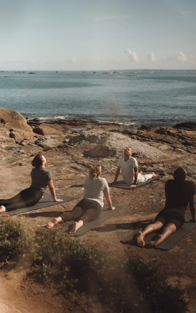Séance de yoga en bord de mer, Thalassothérapie Quiberon