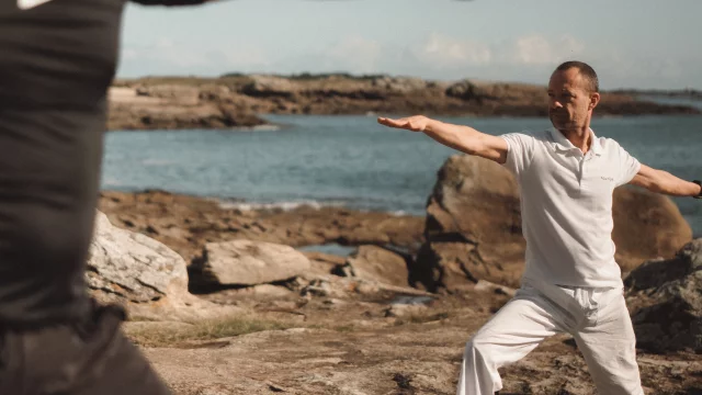 Séance de yoga en bord de mer, Thalassothérapie Quiberon