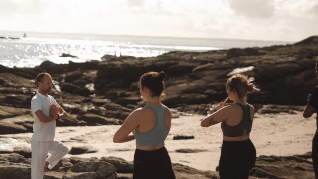 Séance de yoga en bord de mer, Thalassothérapie Quiberon
